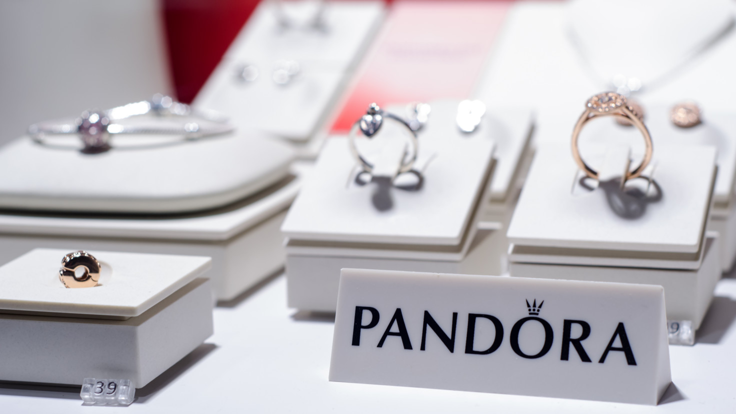 Акции pandora взлетели на 9 после отказа от натуральных алмазов