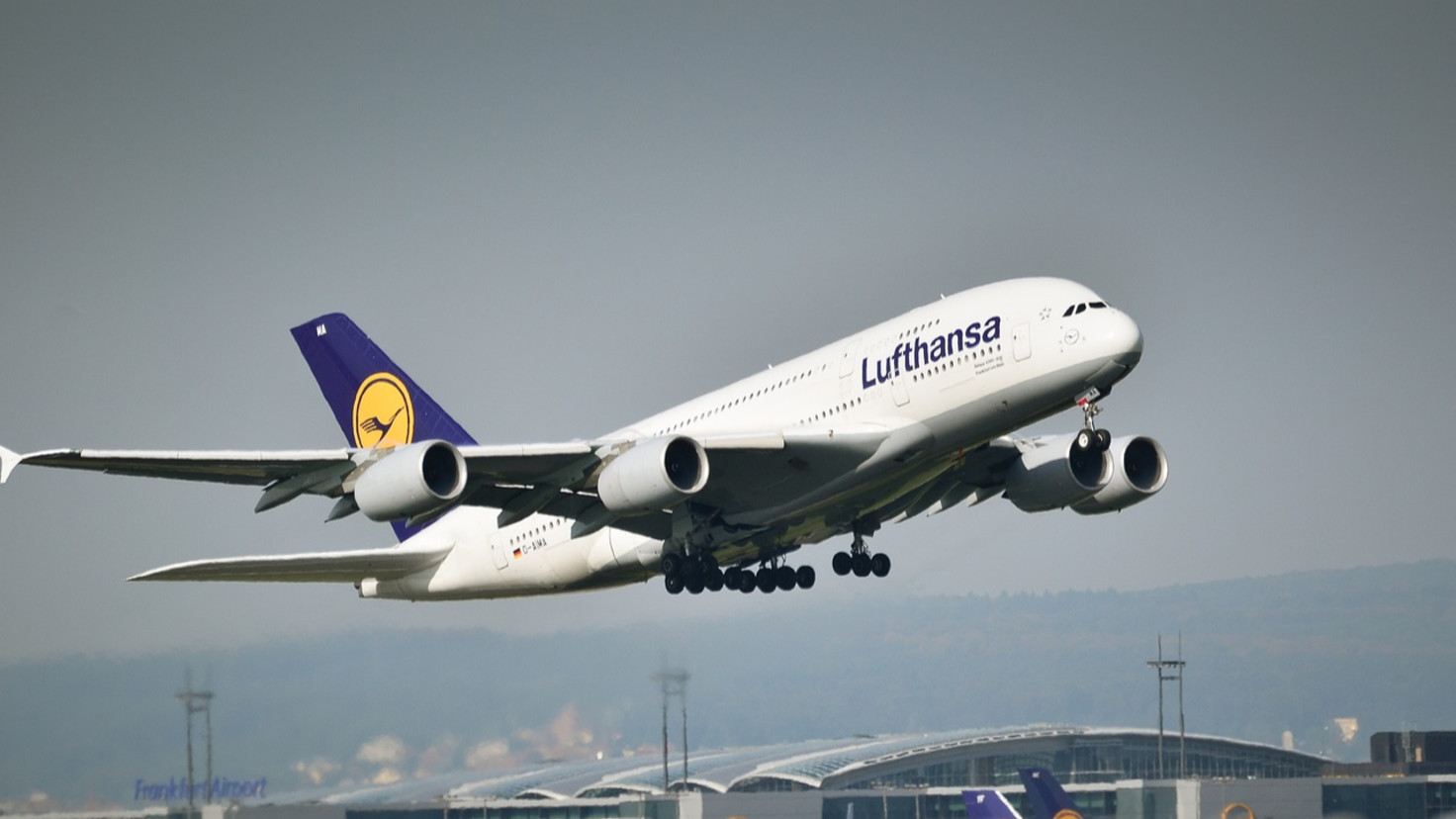 European Airline Stocks Shaken as Lufthansa Cuts 2019 Profit Forecast
