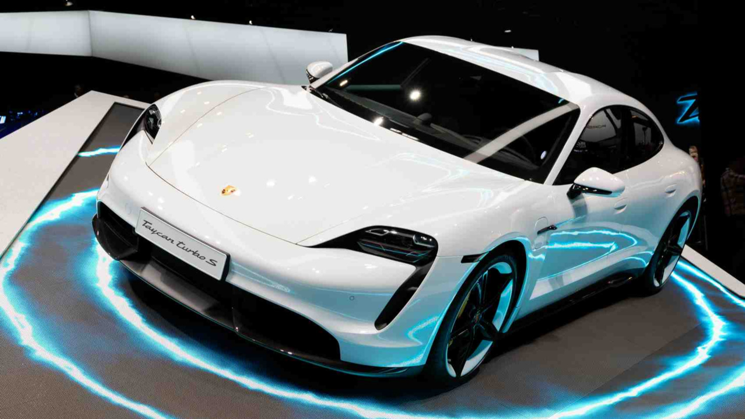 Porsche digitalises car sales in Germany